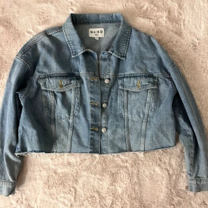 Jeansjacka  - En kroppar jeansjacka från NA-KD, aldrig använd.
