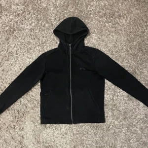 Boss zip hoodie - Riktigt fett zip hoodie har inte kvitto därför lågt pris skriv vid frågor 
