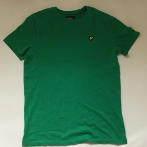 Lyle n scott t-shirt - Lyle n scott-shirt  Ny pris: 495kr  Vårat pris: 250kr  Skriv i dm för köp!