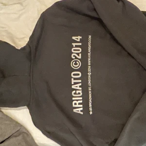 Axel Arigato hoodie  - Helt ny super snygg hoodie från Axel Arigato, aldrig använd så i nyskick. Köpt för 1500 kr