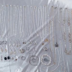 Stort nytt smyckespaket!. - Silver pläderat, guldpläderade och i rostfritt stål. 