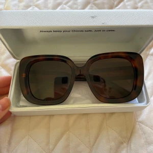 Chimi solglasögon  - Endast använda en gång då de är för stora på mig. 