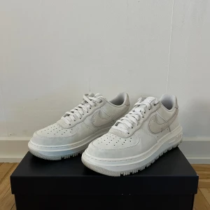 Air Force 1 Luxe - Summit White - Fint skick, inköpta 2024, använda vid ett tillfälle och har legat i kartongen sedan dess. 