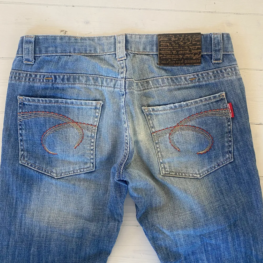 Jättesnygga lågmidjade bootcut jeans i storlek 30/32 men skulle säga att de är några storleker mindre. Köpte de precis på vinted men måste tyvärr sälja vidare då de är för små. Pris kan diskuteras.. Jeans & Byxor.