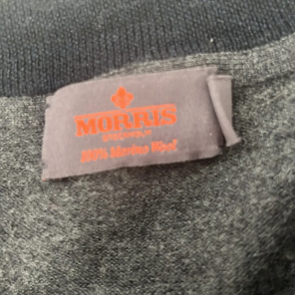 Hej! Säljer denna sköna Morris half zip som är 100% Merino ull. Den är i fint skick utan defekter. Stickat.