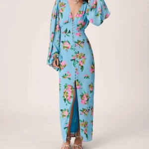 Adoore Positano klänning - Sjukt fin lång klänning från adoore. Säljer tyvärr då jag har för många olika färger av klänningen i samma modell. Aldrig använd, med prislapp kvar och allt. I nyskick. Nypris 1695 kr. Finaste klänningen inför sommaren🌸🌸