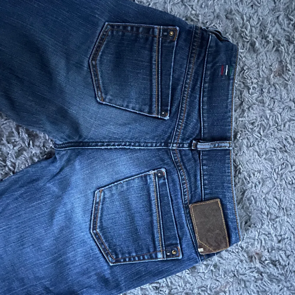 Lågmidjade bootcut jeans från diesel  Midjemåttet 34  Innerbenslängd 70  Ytterbenslängd 90. Jeans & Byxor.