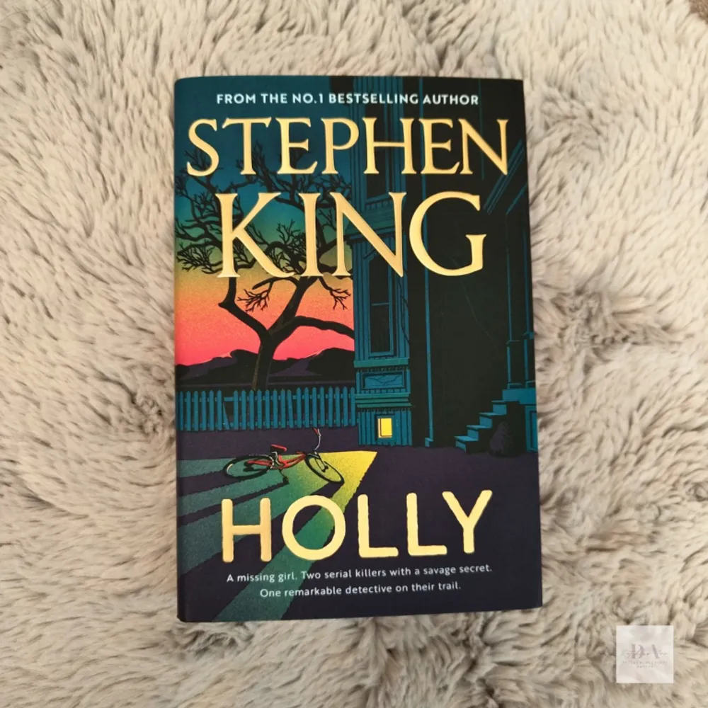 Holly (Hardback) by Stephen King  New and Unused 299 SEK . Övrigt.