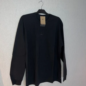 Nike T-shirt - Helt ny Nike - Premium - Essentials - Svart, kraftig t-shirt i oversize med langa ärmar, då returtiden har passerat,  Ny pris 529 kr