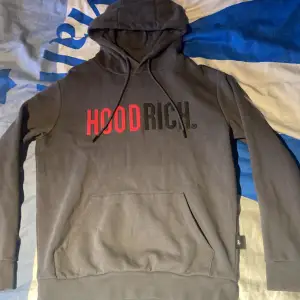 Stl: s , skick 8/10, fin hoodrich hoodie som jag säljer då den inte passar mig, skriv till mig för mer frågor!😀