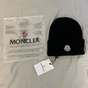 Moncler mössa - En skön och varm mössa till våren, priset är fast!, helt ny