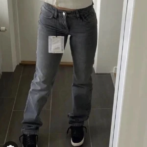 Zara jeans  - Säljer dessa gråa straight jeans från zara som är helt slutsålda! Storlek 36,