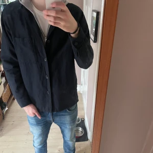Overshirt Uniqlo - Nästan oanvänd overshirt i linne från Uniqlo perfekt nu till våren. Storleken är M men sitter snarare som L. Modellen är 194 och väger 80kg Skick: 9/10.