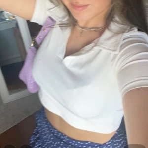 T-shirt - En vit basic t-shirt, ribbad & kortare i modellen som en magtröja 💘🤍