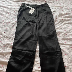 Satin kostym byxor  - Oanvända satin byxor i nyskick, passar både 36/38 i storlek! Skriv om du har några frågor 💛 Nypris: 450 kr 