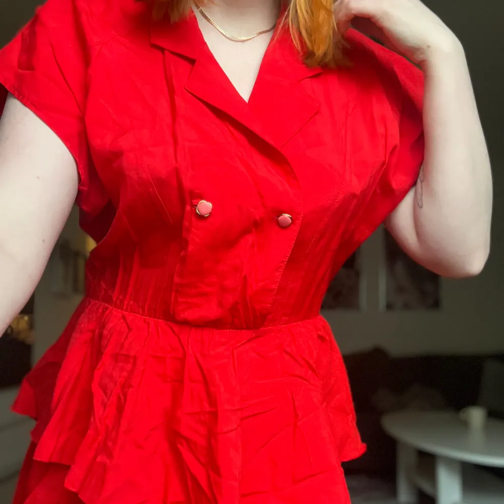 Röd vintage klänning från märket Merrytime som var populärt på 80-90 talet från Danmark. Nästan aldrig använd, säljer pga den är för stor (storlek 38). Skriv för prisförslag! . Klänningar.