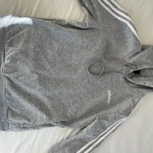 Grå hoodie från adidas Fint skick  Passar inte längre 