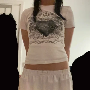 Y2k tee ifrån H&M - En jättefin populär topp/tee ifrån H&M, den är använd ksk 3 gånger men annars i bra skick 🩷 Första bilden är lånad! Storlek M men passar även S. Tror att den är slutsåld!