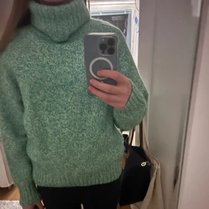 Zara stickad tröja - Säljer min så härliga och unika zara tröja i en så fin grön färg💚Aldrig använd och prislappen sitter kvar!🥰
