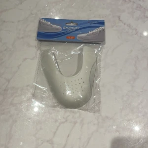 Creaseskydd ( ingår i köp ) - Creaseskydd, den första som köper en av mina produkter får med detta Creaseskydd i stl 35-40 men tror det passar större också då det inte är någon större skillnad Kostar 49 kr om man vill köpa enskilt Skriv för frågor✅