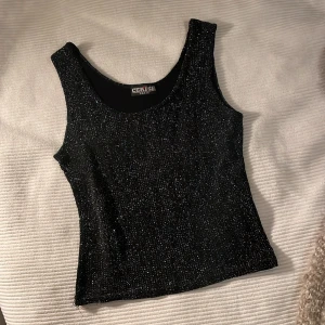 Festtopp - Snygg glittrig festtopp🌟🌟🌟saknar storlek men passar xs-m, stretchig 