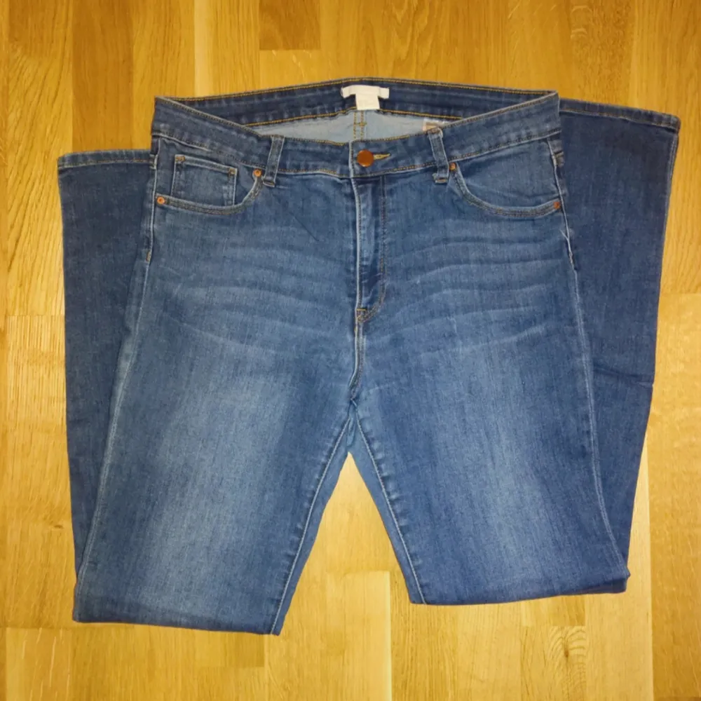 Skinny blue jeans feom H&M, worn slighly, in great condition. Size 42.. Jeans & Byxor.