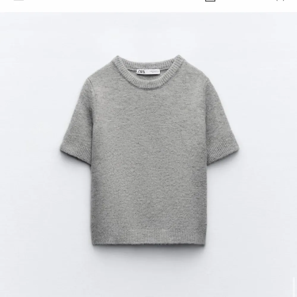 Säljer denna super fina stickad tröja från zara säljer då den inte används så myxket. Storlek M men passar någon som har S. Hör av mer för mer bilder, pris går alltid att diskuteras❤️🙏. Stickat.