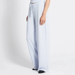 Randiga pyjamasbyxor - Säljer även toppen (säljs separat). Köpt på lager 157, helt oanvända!! slut på deras hemsida💙 hann aldrig lämna tillbaka dem.