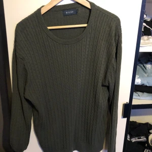 Riley Sweatshirt - Säljer ett riktigt snygg Riley sweatshirt! Har knappt använt och är i suveränt skick. NYPRIS: 800kr!!