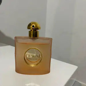 Parfym från YSL opium vapeurs de parfum 50 ml, köptes i Frankrike och lite använd men gillar inte lukten. 