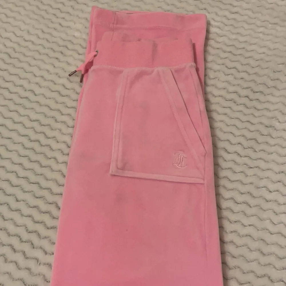 Säljer mina rosa juicybyxor då de inte kommer till användning längre, bra skick. Jeans & Byxor.