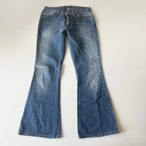 Vintage lågmidjade bootcut jeans från Americanos, köpt dyrt. Midjemått: 70 cm, stretch. Innerbenslängd: 75 cm. Har inga bilder på då de är för små. Skriv privat för mer bilder och mått 💕