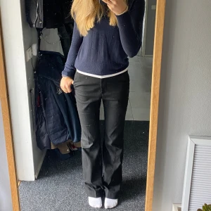 Kostymbyxor - Säljer dessa as snygga kostymbyxorna från H&M då de tyvärr har blivit för små för mig. Mid waist och bra längd för mig som är 170. 