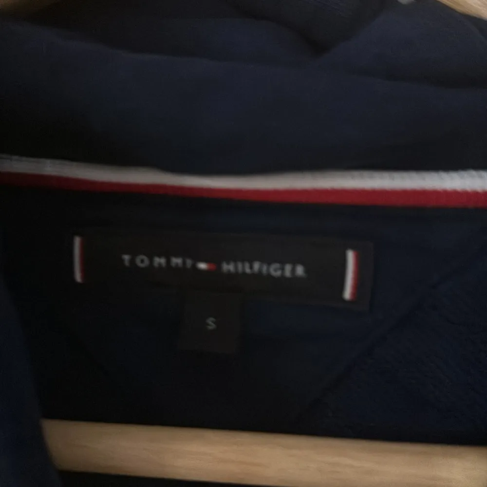 Snygg Tommy hilfiger tröja i blå storlek S. Hoodies.