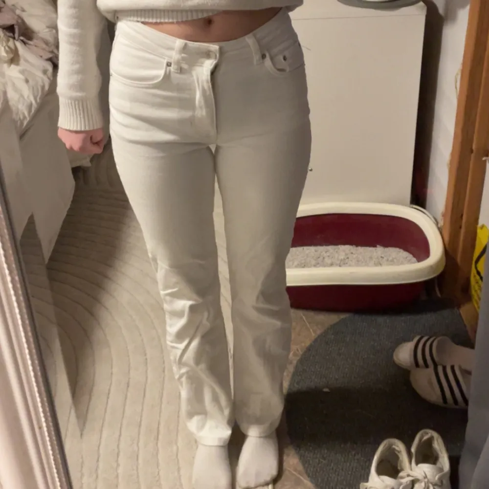 Vita jeans från Gina tricot (perfect jeans) som är uppsydda och passar mig som är 167. Dom är stretchiga och i fint skick, kan inte hitta några fläckar. Skriv för fler bilder. Jeans & Byxor.