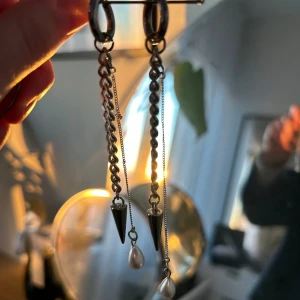 Coola silverörhängen - Säljer dessa coola och trendiga örhängen som passar så bra till vardags och fest, stainless steel❣️