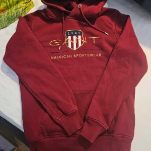 Röd gant tröja  - Snygg gant tröja i röd storlek S knappt använda 8 gånger som ny alltså 