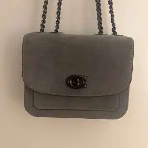 Säljer denna coola handväskan ifrån Coach. Köpt på NK för 4000 kr❤️ Inga defekter, pris kan diskuteras! 