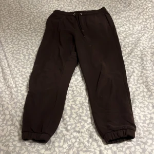Mjukisbyxor  - Bruna mjukisbyxor från monki. Sällan använda. 