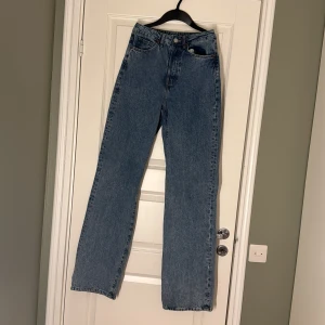 Jeans - Säljer dessa jeans från BikBok i storlek 26/34. Jensen är i fint skick! Köparen står för frakten, ansvarar ej för postens slarv ☺️