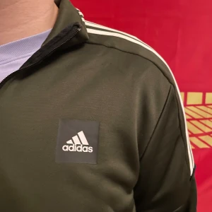 Adidas dress  - Köpte för stor storlek (L) den e som oanvända inget e sönder eller liknade  Köpte den för 1100kr Pris kan diskuteras 