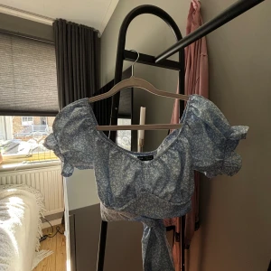 blå blommig sommar topp - köpt från shein, storlek xs, rosett på ryggen 