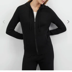 Soft goat zip-hoodie - Luvtröja med dragkedja. Passar M/S . 100% kashmir. Inga skador eller slitningar.💕Ny pris: 2500kr🩷