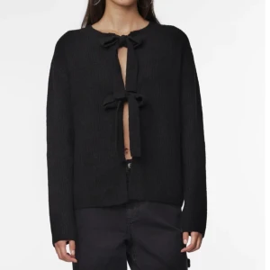 Stickad tröja - Jättefin stickad tröja med rosetter som man knyter. Går även att vända på tröjan så ryggen blir öppen! köpt för 400kr