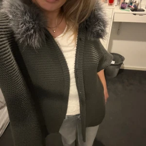 Kofta med päls  - Kofta med päls  vet inte riktigt vart den kommer ifrån men storleken är iallafall en one size.  Den är i väldigt bra skick 💞hör av vid intresse av fler bilder eller frågor 
