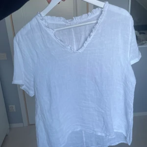 Blus - En kortärmad blus i linnematerial, perfekt till sommaren!🥰