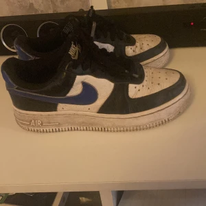 Nike air force  - Säljer nu mina Nike air force i fint skick i storlek 36 men passar även på de som har 37. De tvättas innan köp 💕