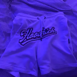 Jag säljer mina hoodrich short då de har blivit för små. De är köpta i Stockholm på Jd sports butiken för 600kr. Storlek: Xs men kan passa S.  Shortsen är perfekta inför sommaren! Skriv om du har fler funderingar.