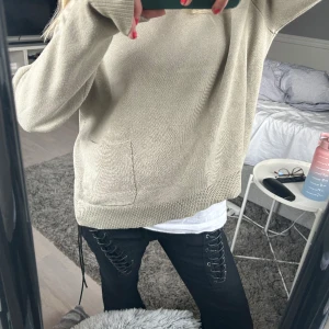 Tröja - Super fin tröja med en så cool ficka! Vet inte helt vad det är för färg men typ beige. Tröjan är från Carin Wester i strl M🥰