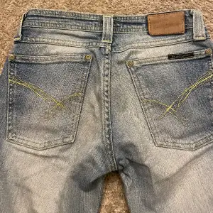 Säljer dessa lågmidjade bootcut jeans.